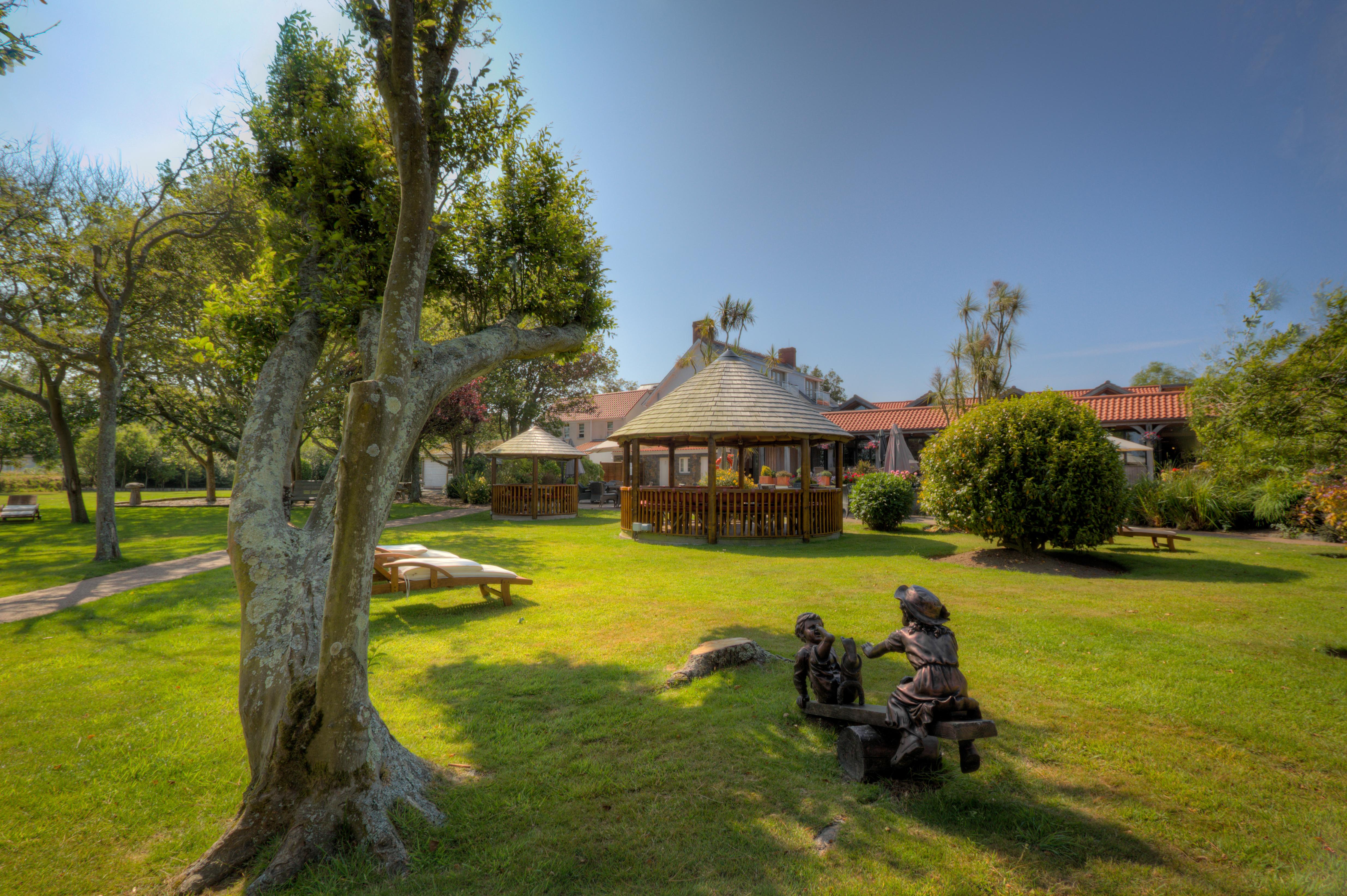 The Farmhouse Hotel And Restaurant Saint Saviour Exterior photo